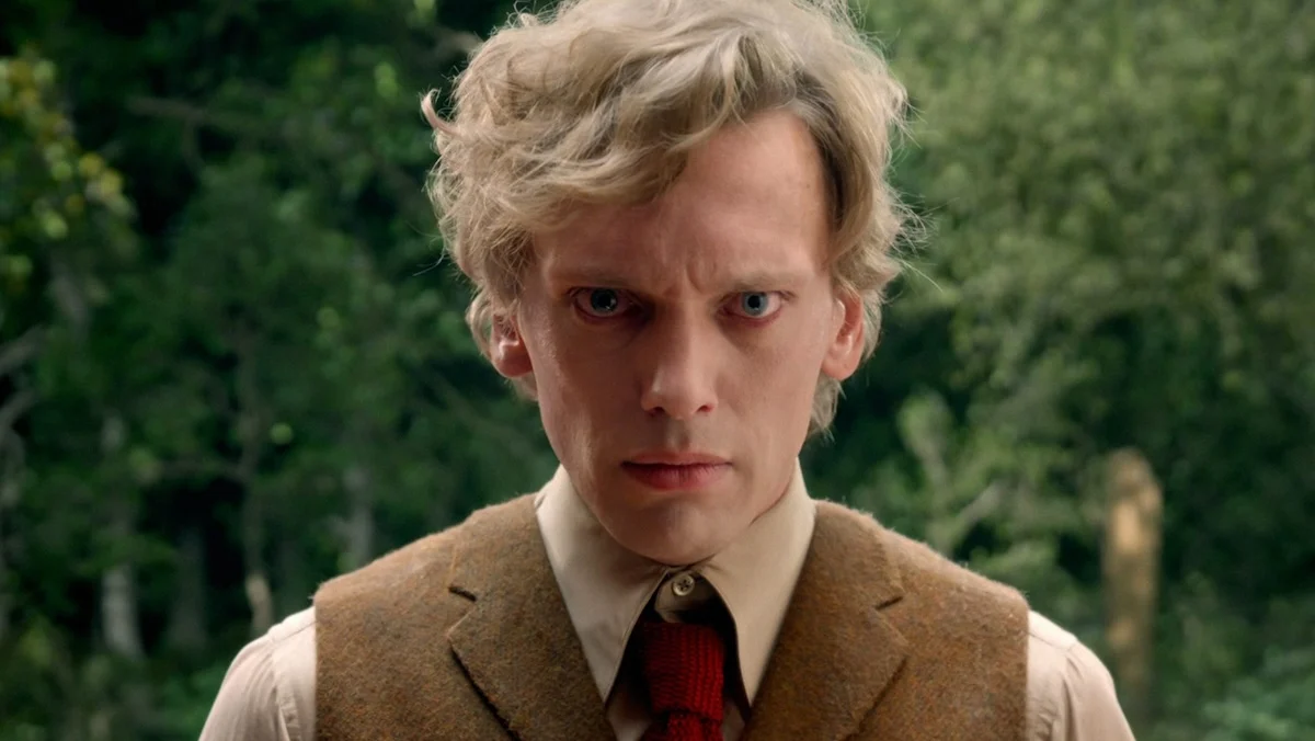 Jamie Campbell Bower será Celeborn na 3ª temporada de Os Anéis de Poder