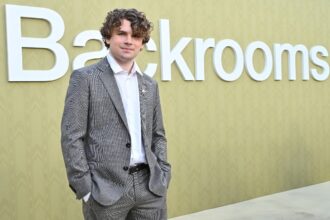 A24 contrata Kane Parsons para dirigir Backrooms 2
