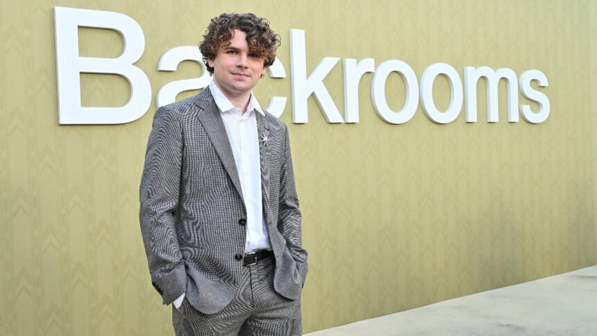 A24 contrata Kane Parsons para dirigir Backrooms 2