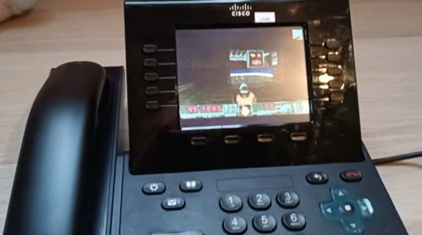 Doom roda nativo em telefone Cisco CP-9951; versão final confirmada